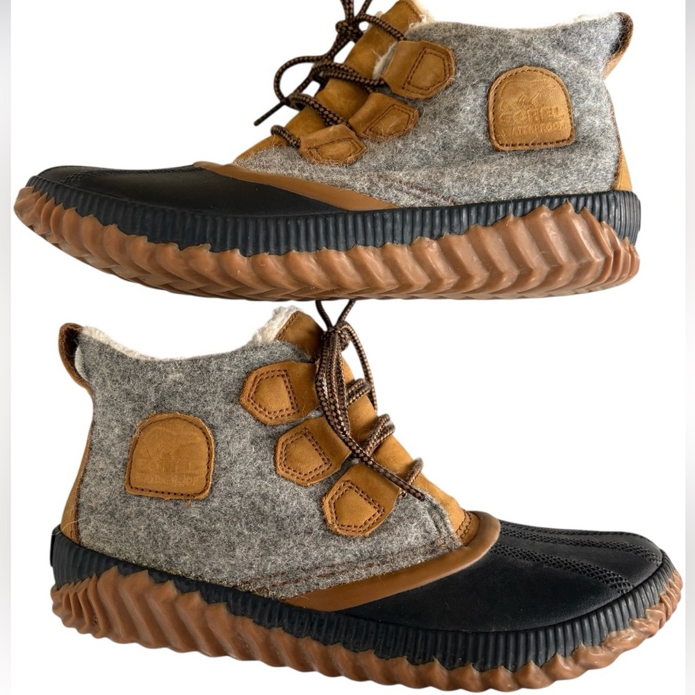 SOREL Women’s  Duck Boots with  Leather and Felt Trim Size 9